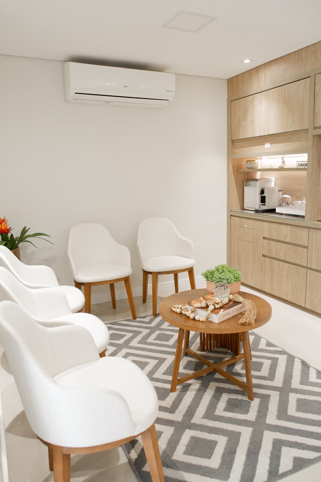 Atmosfera de serenidade e detalhes de arquitetura do consultório